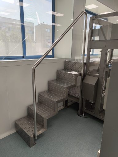 Fabricación de escalera en espacio blanco